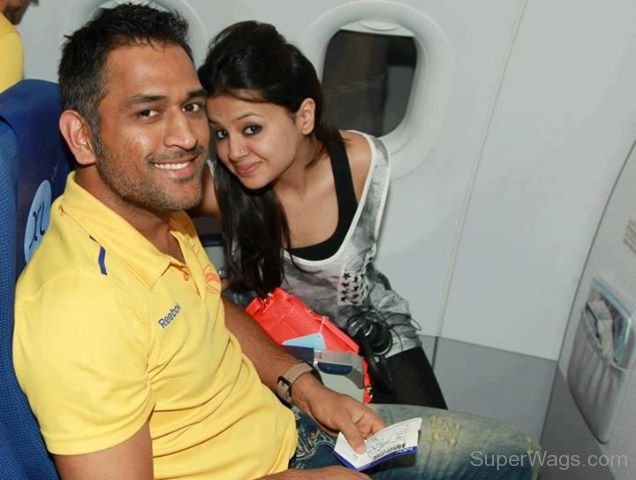 M S Dhoni With His Wife Sakshi Rawat Super WAGS