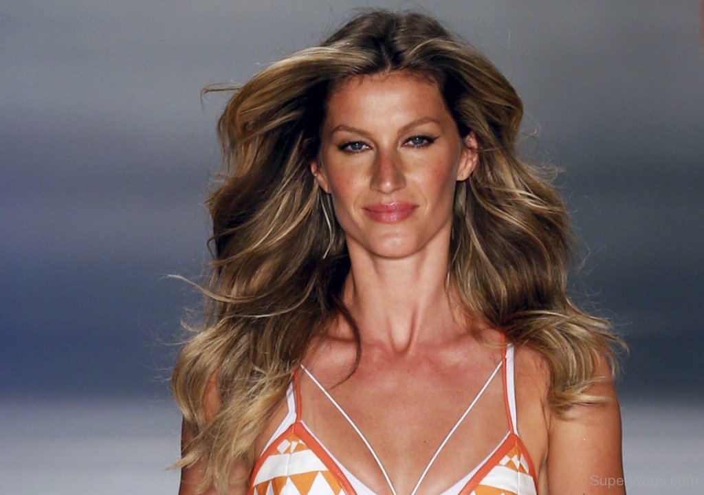 Gisele Bündchen Cute Smile | Super WAGS - Hottest Wives and Girlfriends