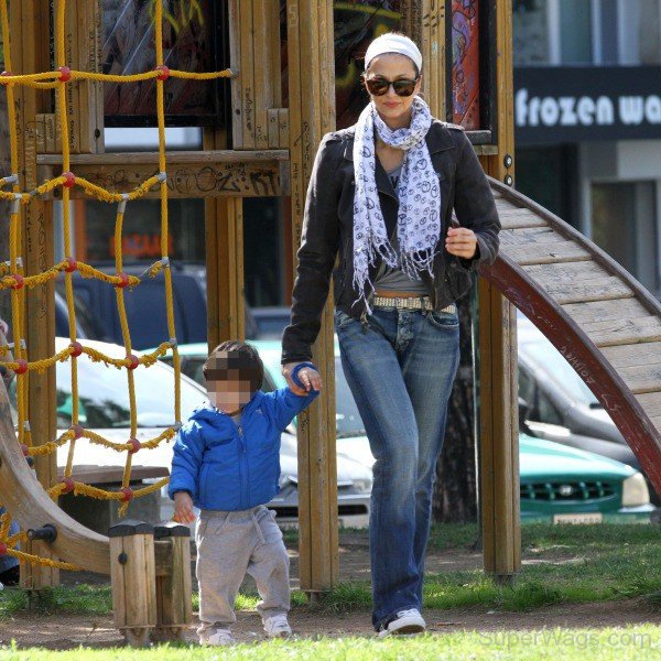 Aleka Kamila With Son