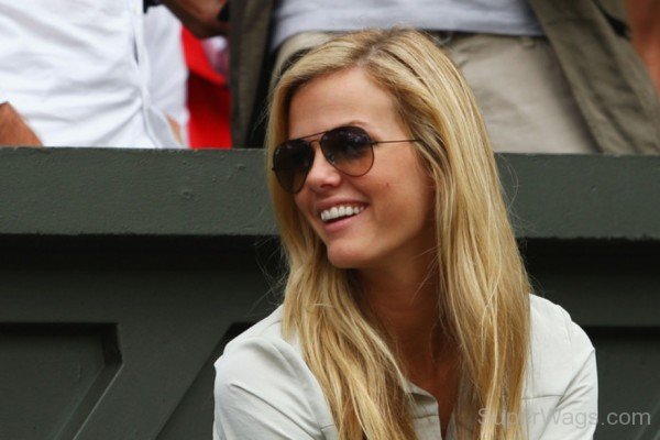 Brooklyn Decker Wearing Goggle