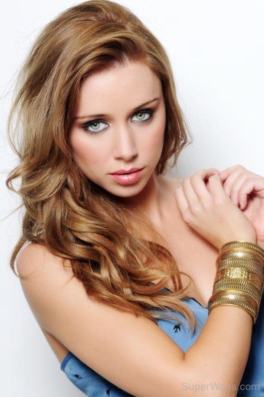 Stunning Una Healy 