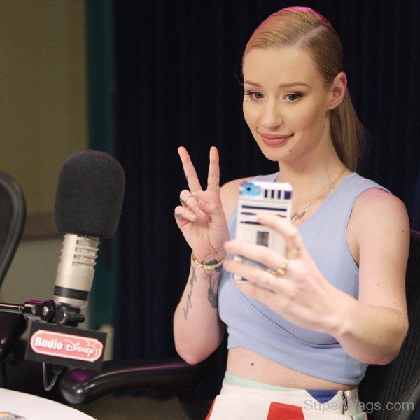 Iggy Azalea Showing Victory Sign