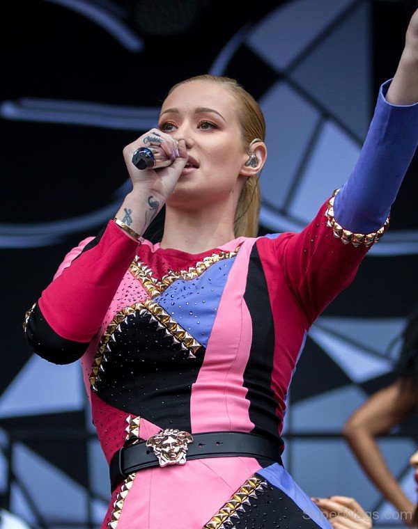 Iggy Azalea Singing