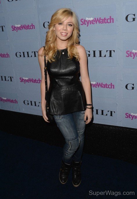 Jennette Mccurdy In Black Top And Blue Jeans