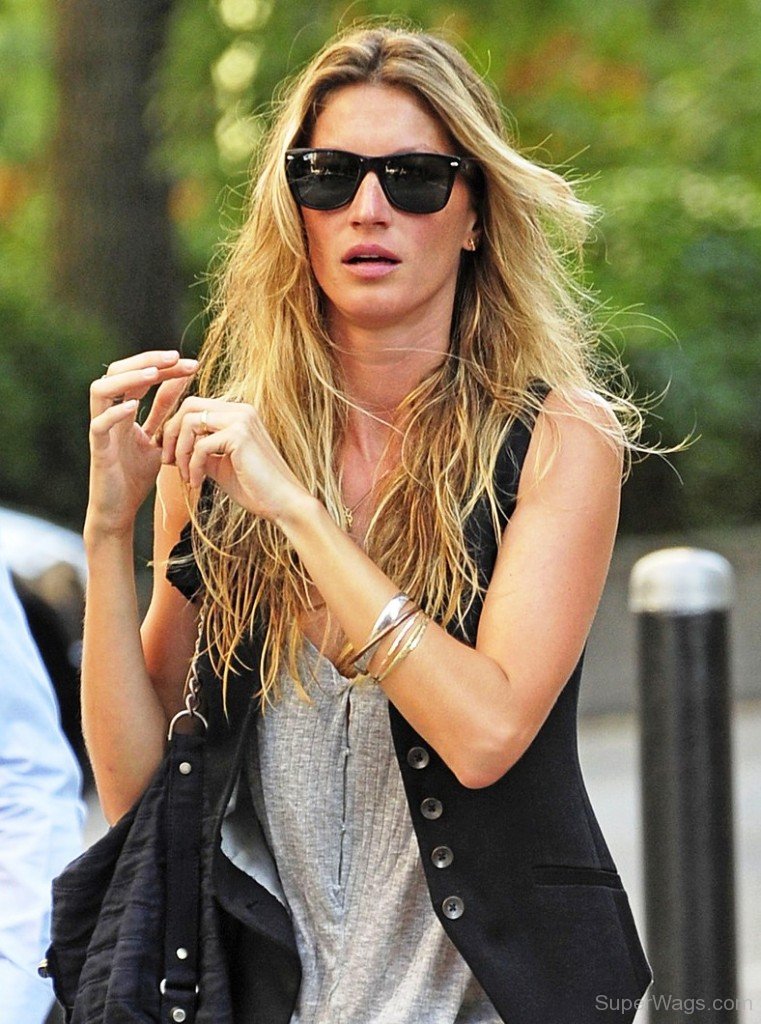 Gisele Bündchen Wearing Black Goggle | Super WAGS - Hottest Wives and ...