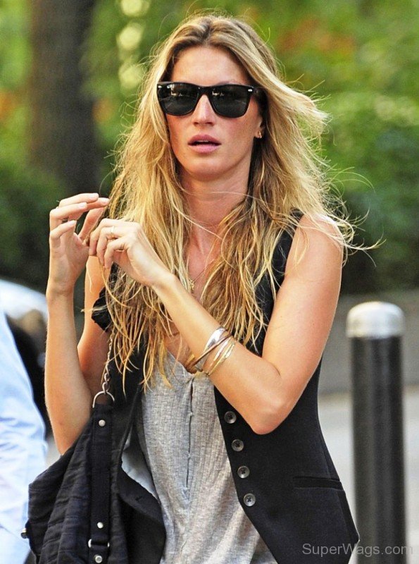 Gisele Bündchen Wearing Black Goggle- Sw12338