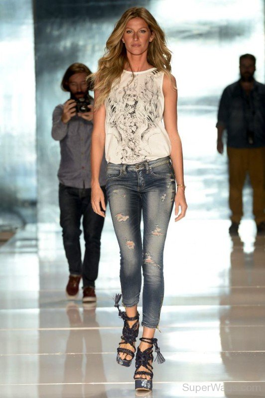 Gisele Bündchen Wearing Casual Outfit- Sw12339