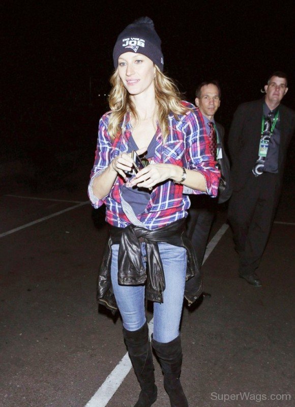 Gisele Bündchen Wearing Chaeck Shirt And Blue Jeans- Sw12340