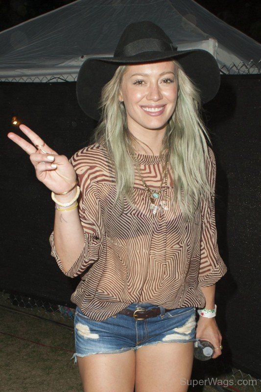 Hilary Duff Showing Victory Sign-Sw12331