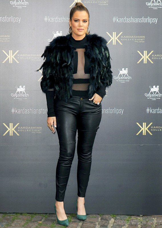 Khloe Kardashian Wearing Black Casual Attire-SW12362