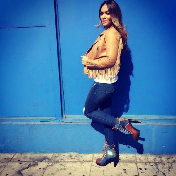 Evelyn Lozada Wearing Brown Jacket And Blue Jeans