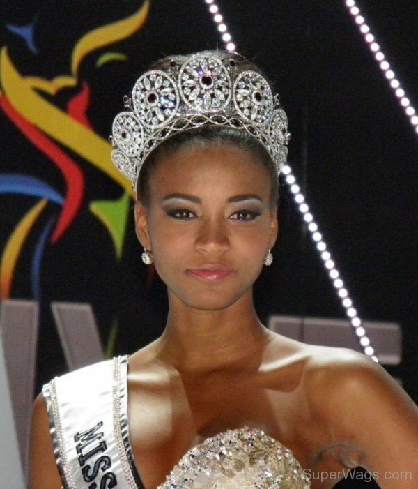 Leila Lopes Wearing Crown