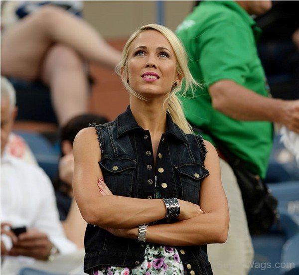 Bec Hewitt Watching Tennis Match-SW133