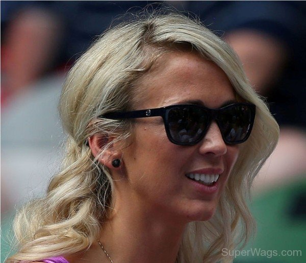 Bec Hewitt Wearing Goggle-SW138