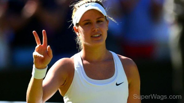 Eugenie Bouchard Showing Victory Sign-SW1068