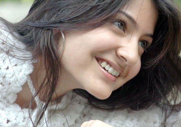 Actress Anushka Sharma Smiling-SW1005