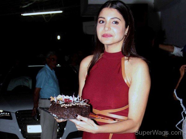 Anushka Sharma Holding Cake-SW1030