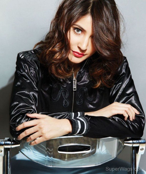 Anushka Sharma Looking Awesome-SW111