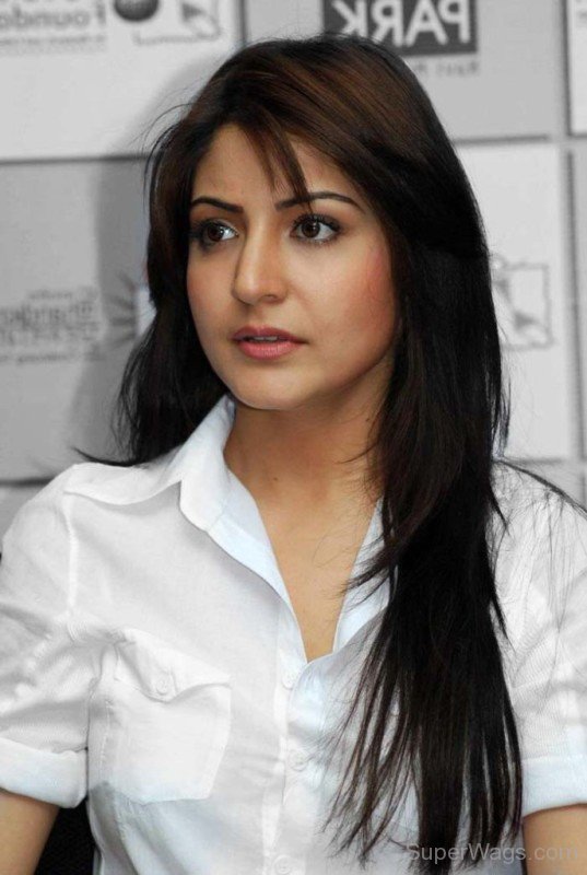 Anushka Sharma Looking Beautiful-SW1043