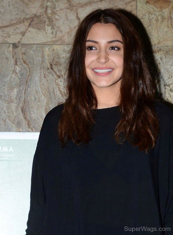 Anushka Sharma Looking Beautiful-SW112