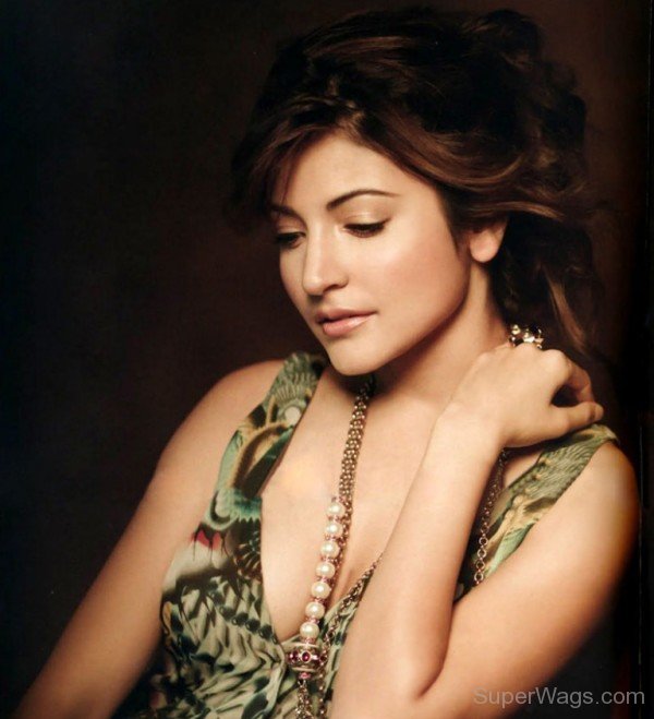 Anushka Sharma Looking Glamorous-SW1045