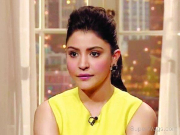 Anushka Sharma Puff Hairstyle-SW1063