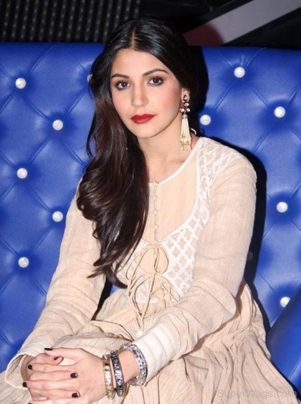 Cute Anushka Sharma-SW141