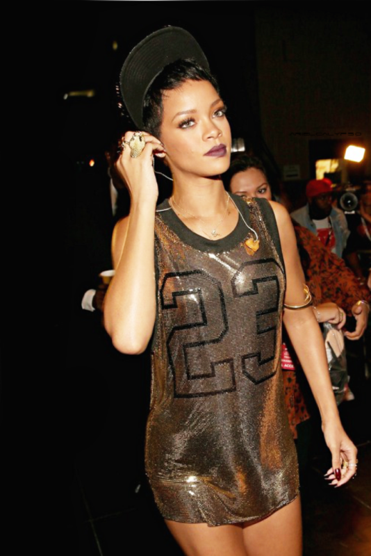 Fashion Model Robyn Rihanna Fenty-SW1011