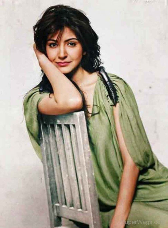 Gorgeous Anushka Sharma-SW144