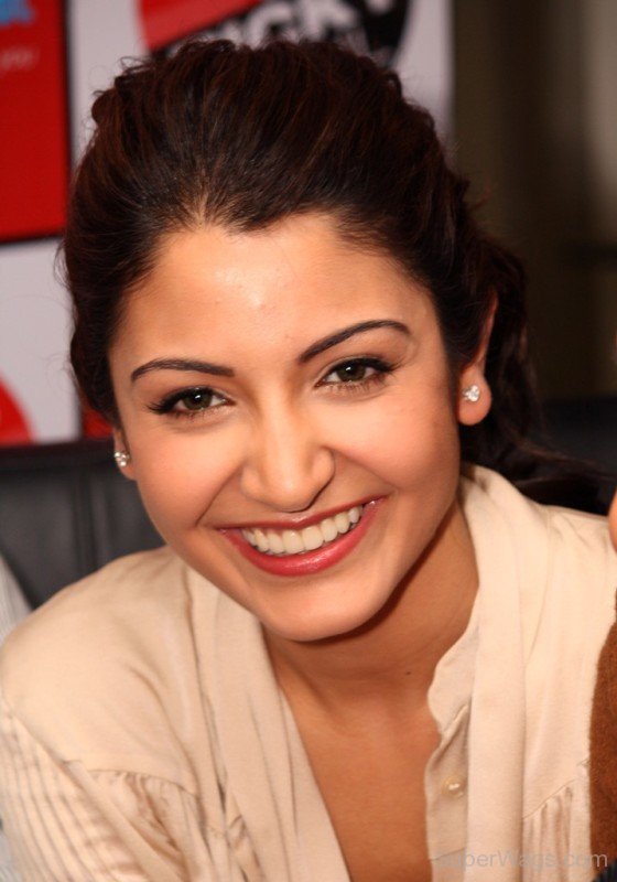 Pretty Anushka Sharma-SW1111