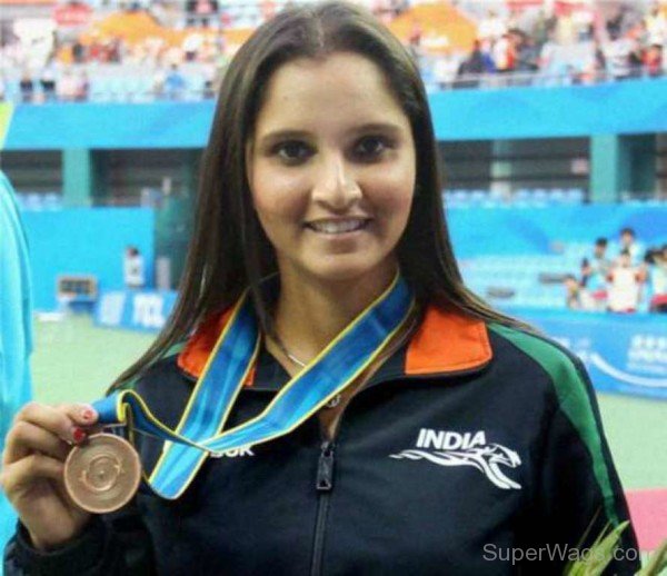 Sania Mirza Showing Medal-SW1085