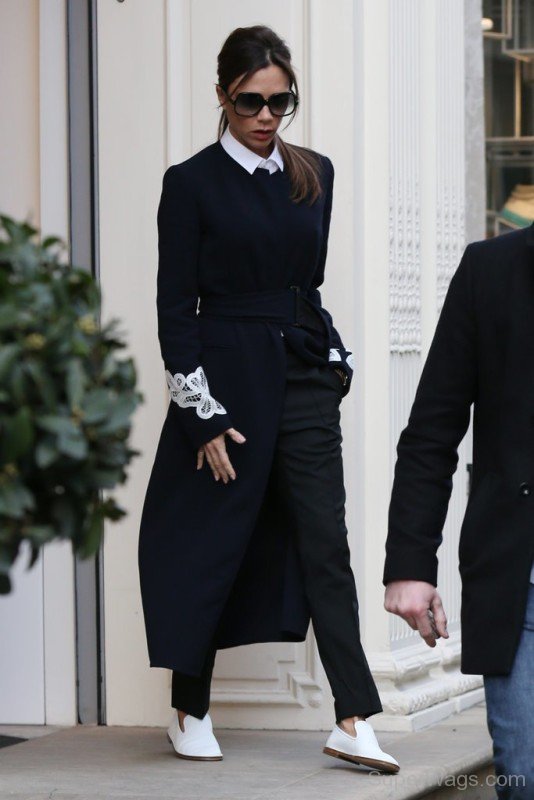 Victoria Beckham In Black Casual Outfit-Sw120