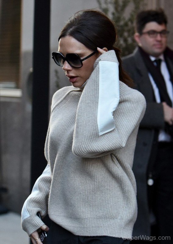 Victoria Beckham Wearing Stylish Goggles-Sw150