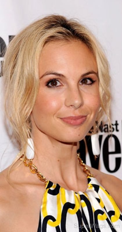 Charming Elisabeth Hasselbeck-SW104