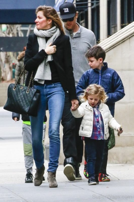 Gisele Bundchen And Her FAmily-SW1014