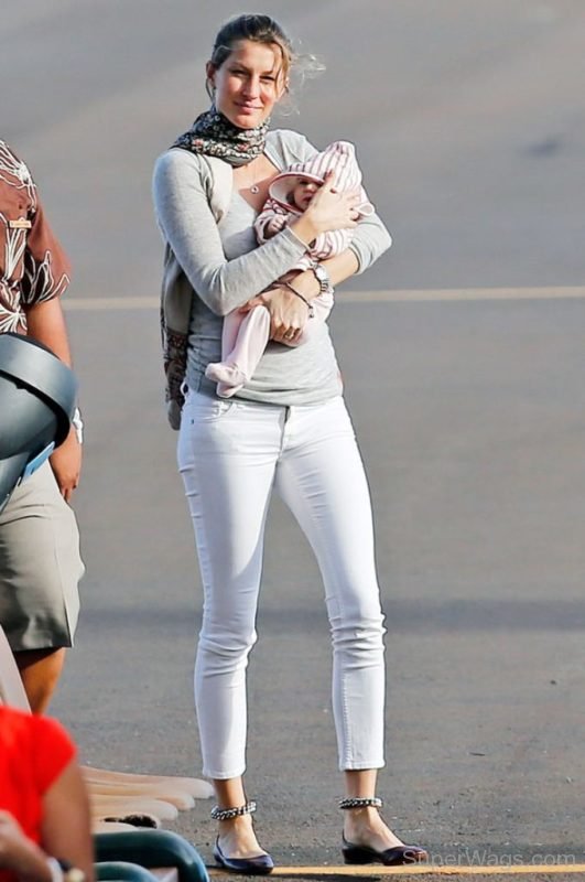 Gisele Bundchen Holding Kid-SW1027