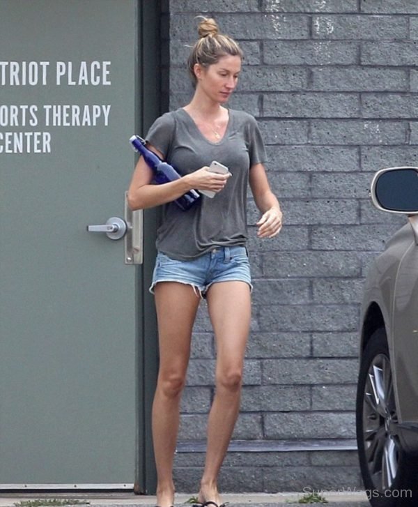 Gisele Bundchen In Grey T-Shirt And Blue Short-SW1036