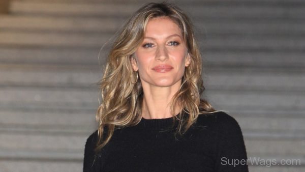 Gisele Bündchen Looking Attractive-SW1043