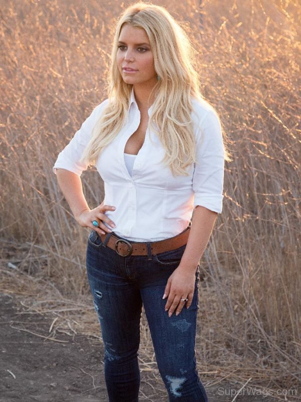 Jessica Simpson In White Shirt And Blue Jeans-SW1071