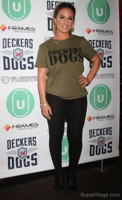 Jessie James Decker In Casual Outfit-SW126