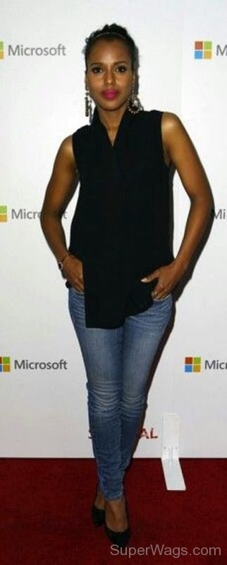 Kerry Washington Wearing Black Top And Blue jeans-SW1096