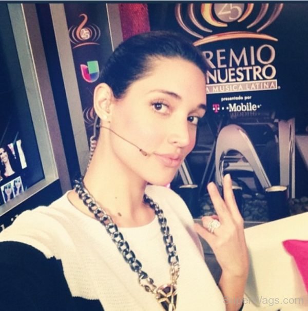 Amelia Vega Showing Victory Sign-SW1062