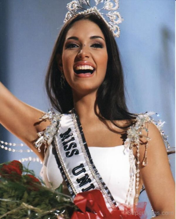 Amelia Vega Wearing Crown-SW1072