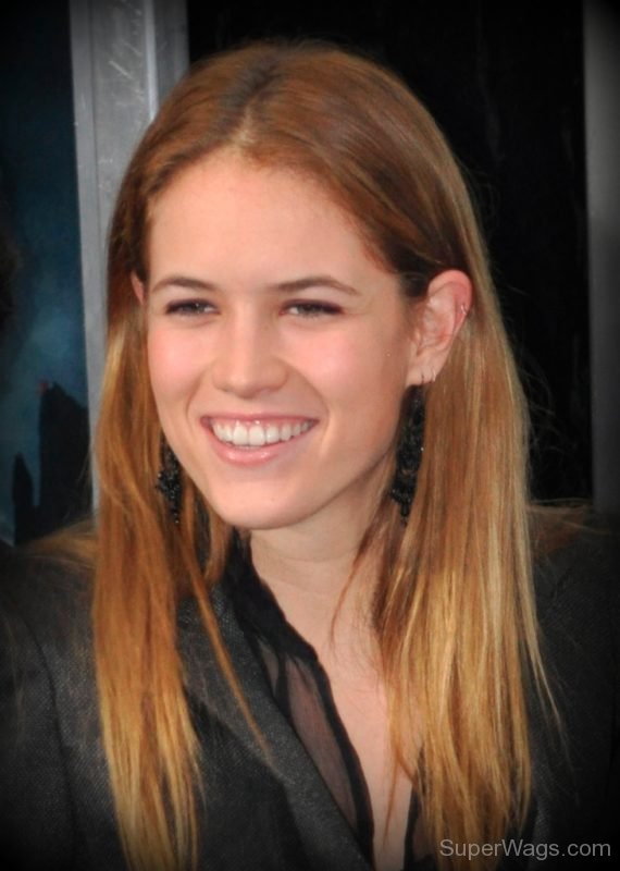 Cody Horn Straight HAirstyle-SD166