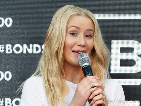 Iggy Azalea On Mic 5-SW1048