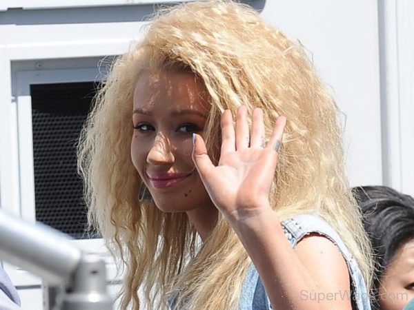 Iggy Azalea Raising Hand-SW1059